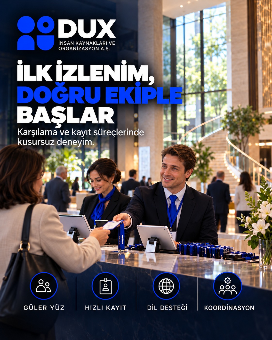 Karşılama ve kayıt masasında misafirle ilgilenen DUX ekibi