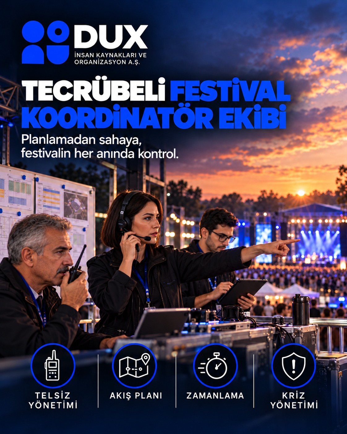 Festival sahnesinde telsiz ve akış planıyla çalışan koordinatör ekibi